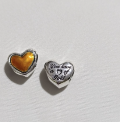 TURUNCU DETAYLI KALP CHARM